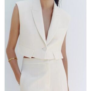 Zara SHORT FLAP VEST Size XS
ECRU 0/2406/603/712/01
